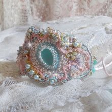 Bracciale in pizzo color menta Haute-Couture ricamato con cristalli Swarovski, perline di vetro bohémien, perline di semi e fiori in resina Lucite